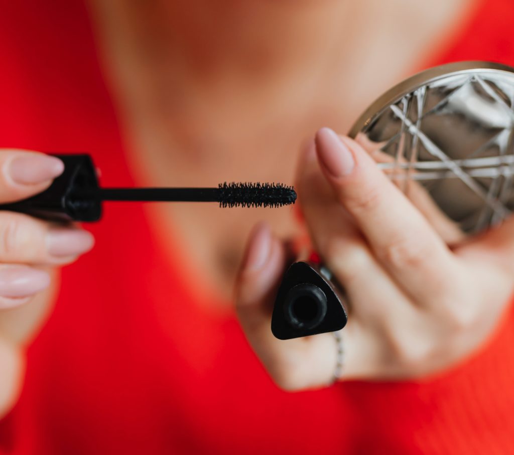 woman putting on makeup