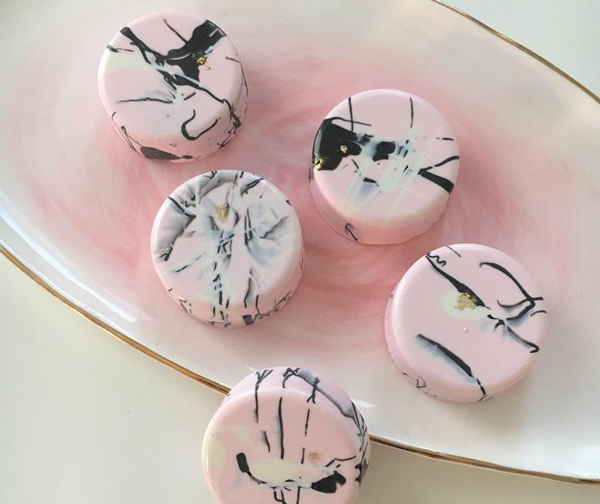 Best Wedding Shower Favors - Dipped Marble Oreos